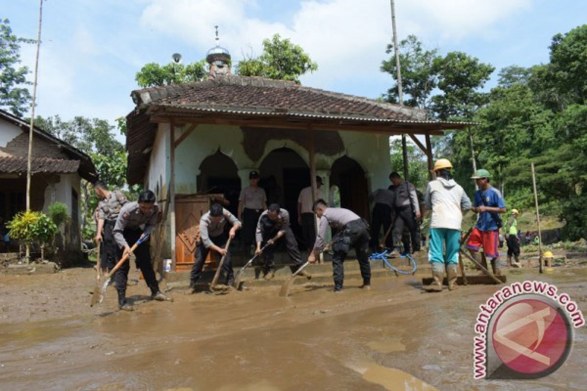Warga Mangkang Semarang bersihkan lumpur sisa banjir