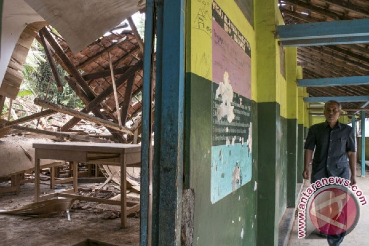 Bangunan sekolah Karawang ambruk dihempas angin kencang