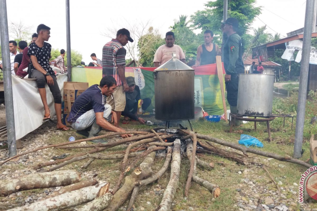 Dapur umum masih berdiri di lokasi banjir