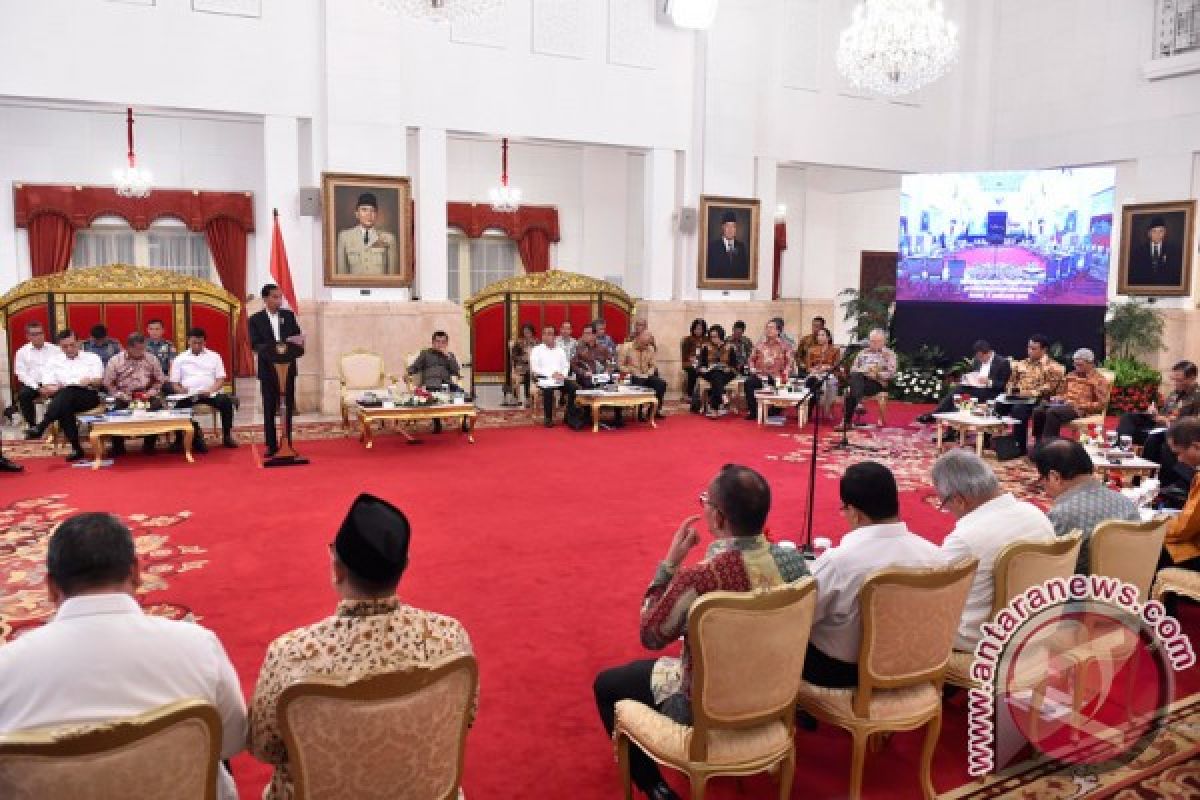 Jokowi urges state officials to increase human resources training programs