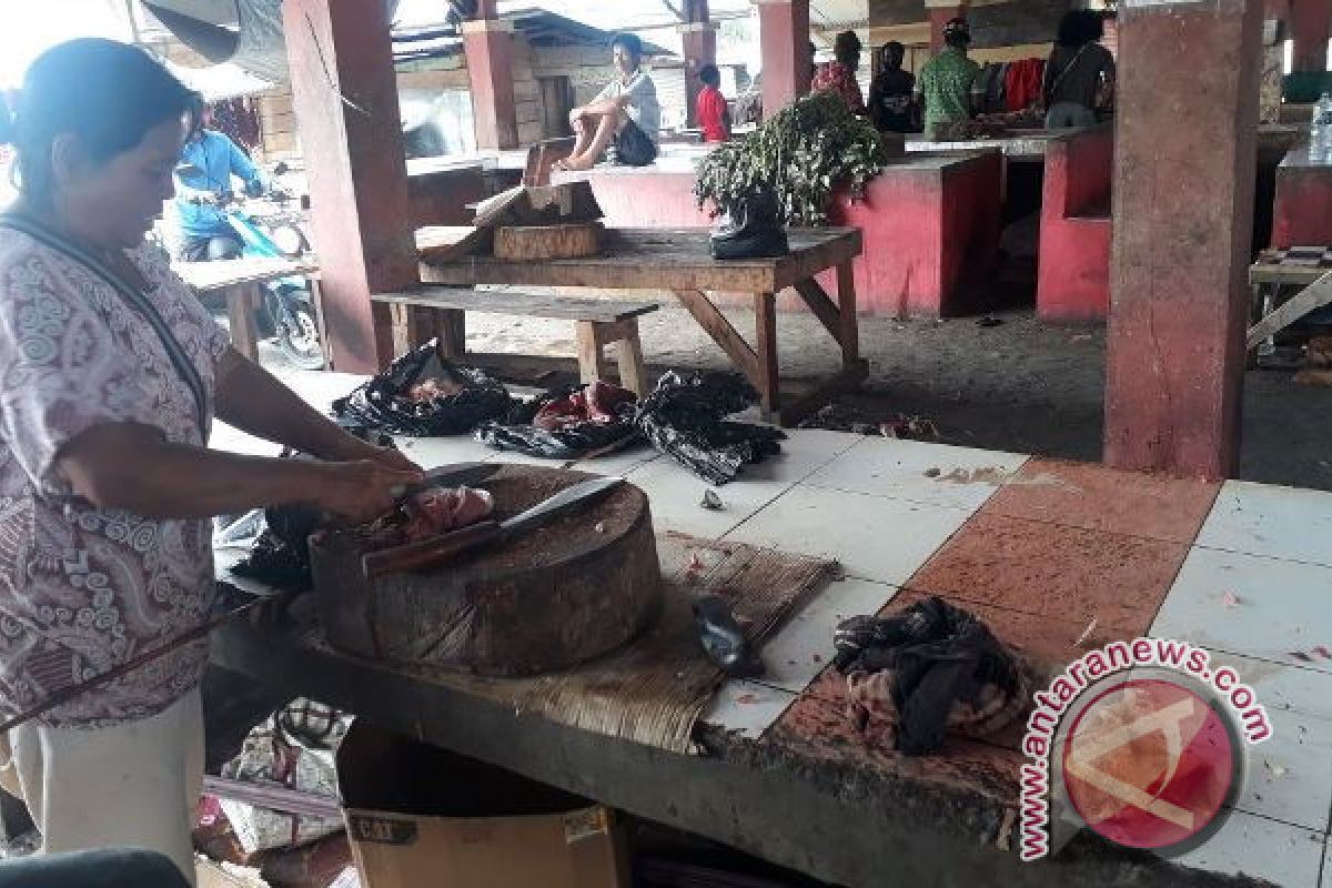 Pedagang daging babi di Timika keluhkan tingginya biaya retribusi 