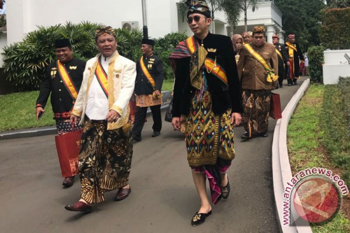 President Jokowi receives kings and sultans from across Indonesia