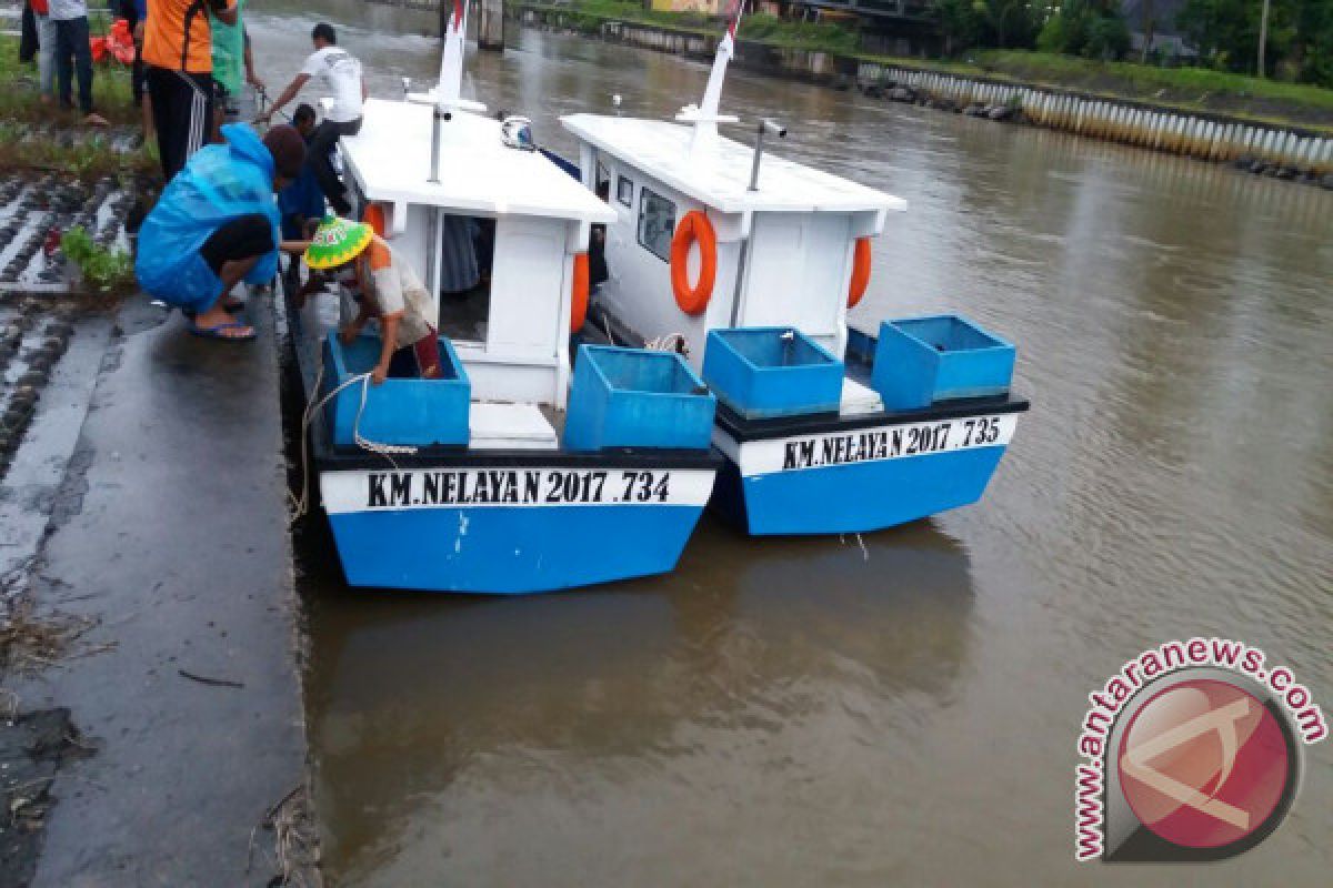 Dua Kapal Bantuan Kementerian Kelautan Diserahkan ke Koperasi Nelayan Pariaman