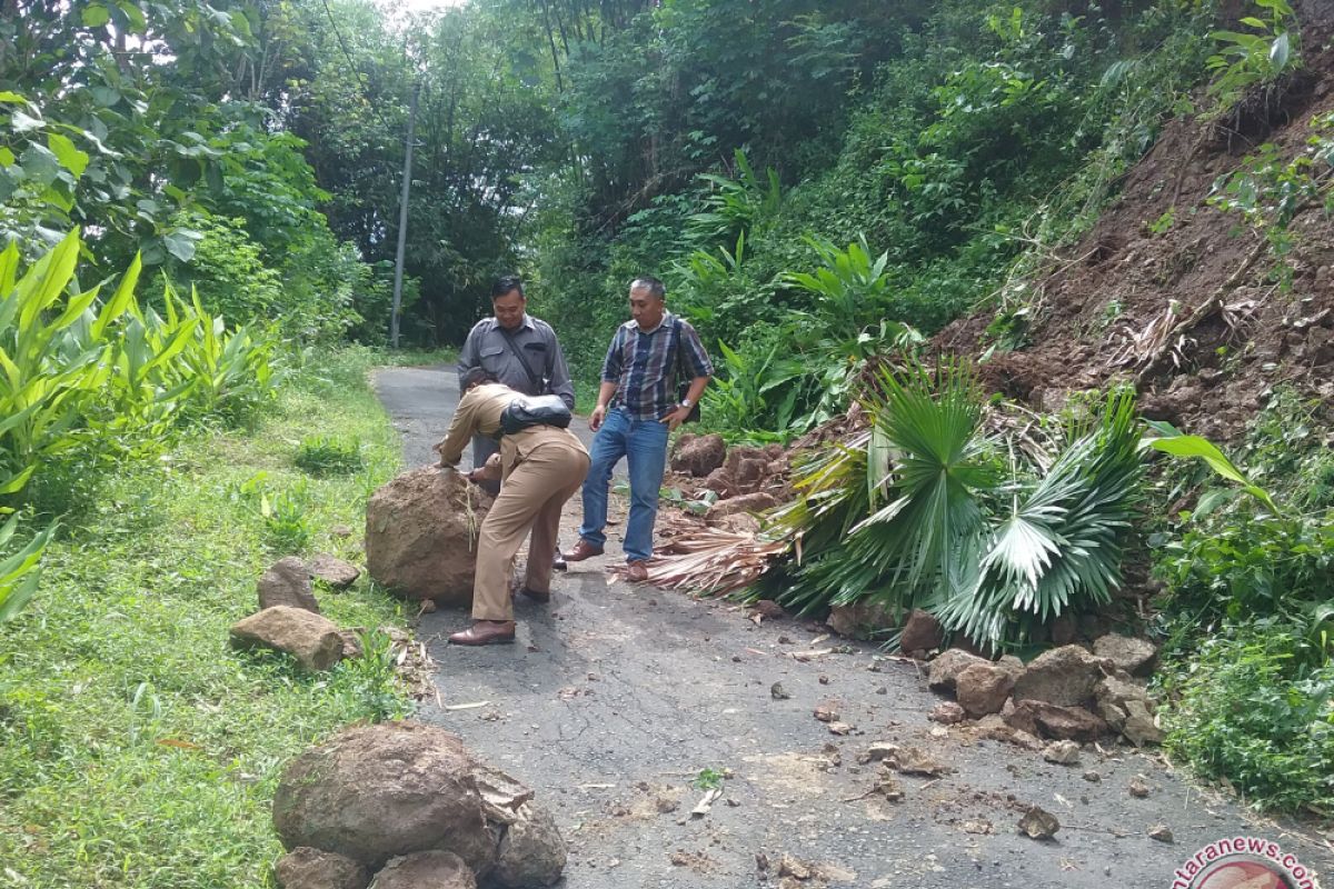 BPBD: jalan menuju Puncak Suroloyo tertutup longsoran