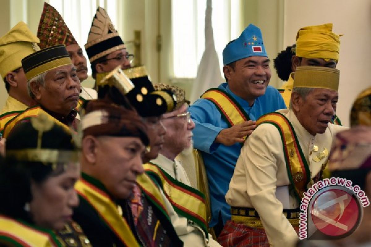 Jokowi promises to solve problems faced by palaces in Indonesia