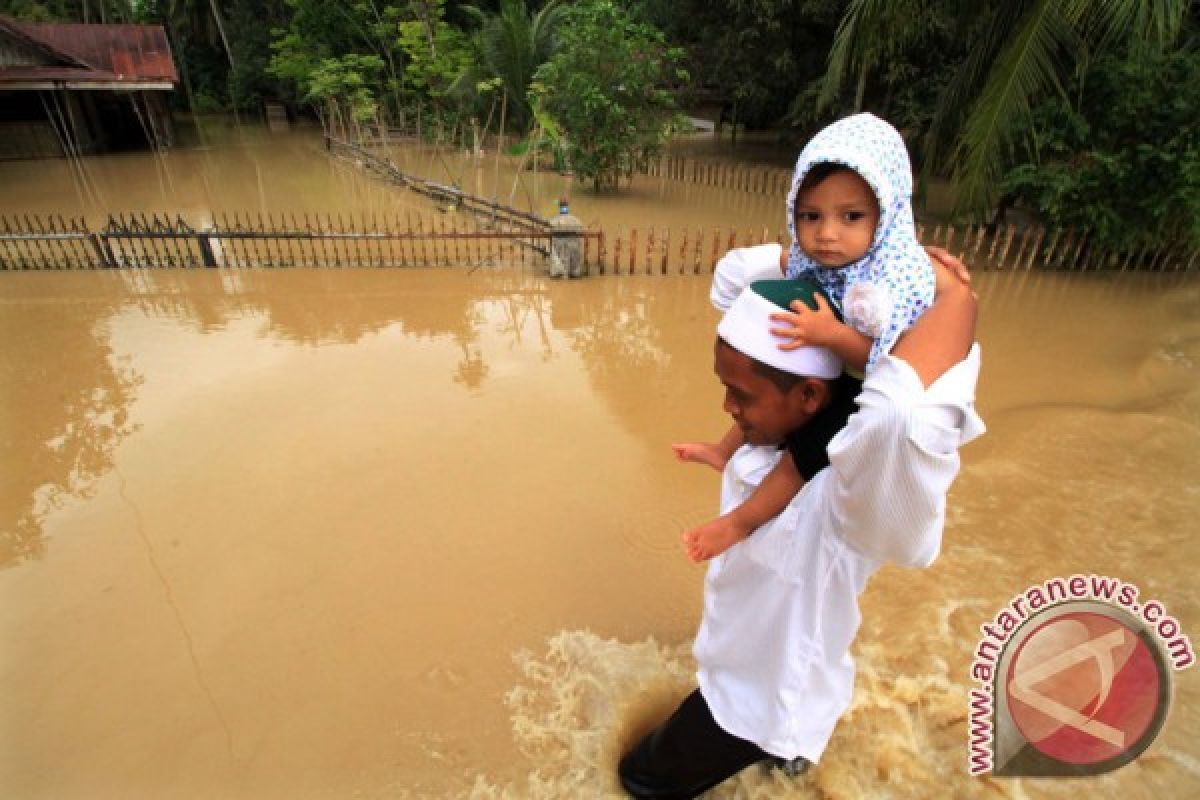 floods hit two districts in aceh province