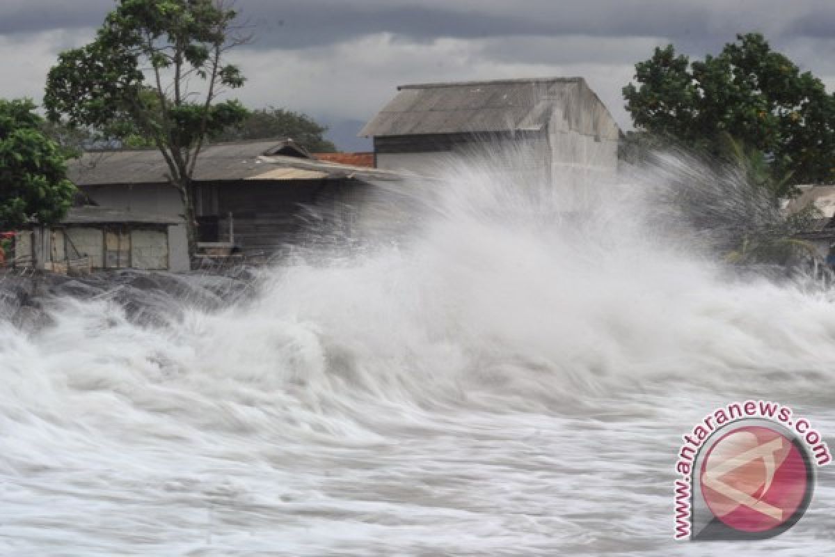 Cuaca buruk, warga Ternate enggan berlayar