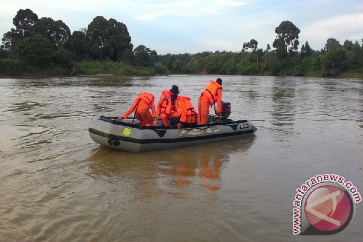 Tiga warga Pasaman Barat hanyut terbawa arus sungai