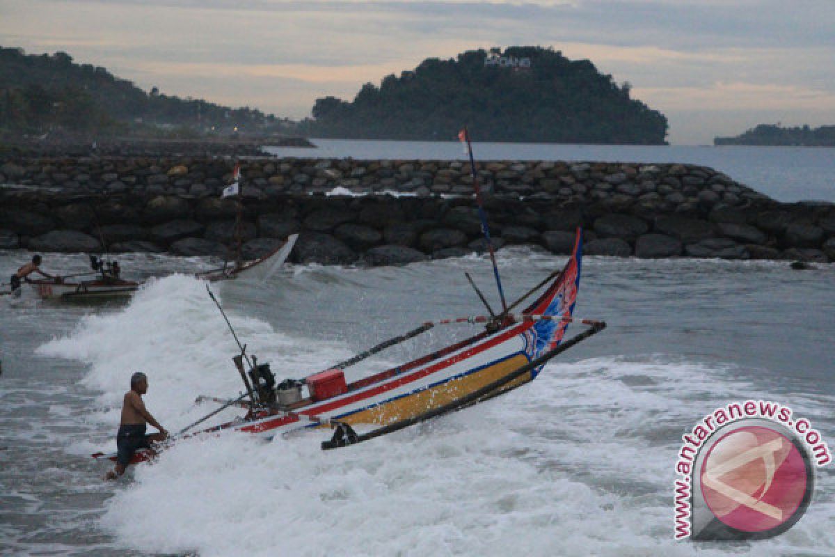 Tiga hari kedepan potensi gelombang laut mencapai empat meter