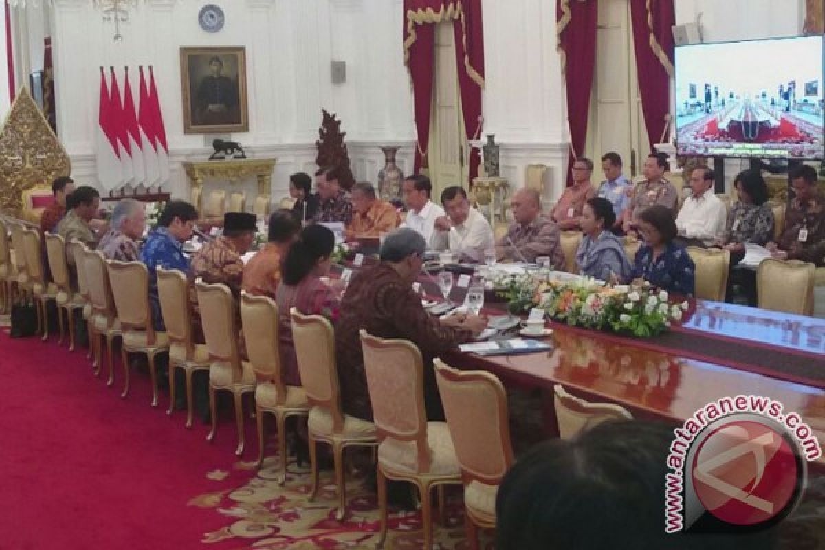 President heads limited cabinet meeting on economy