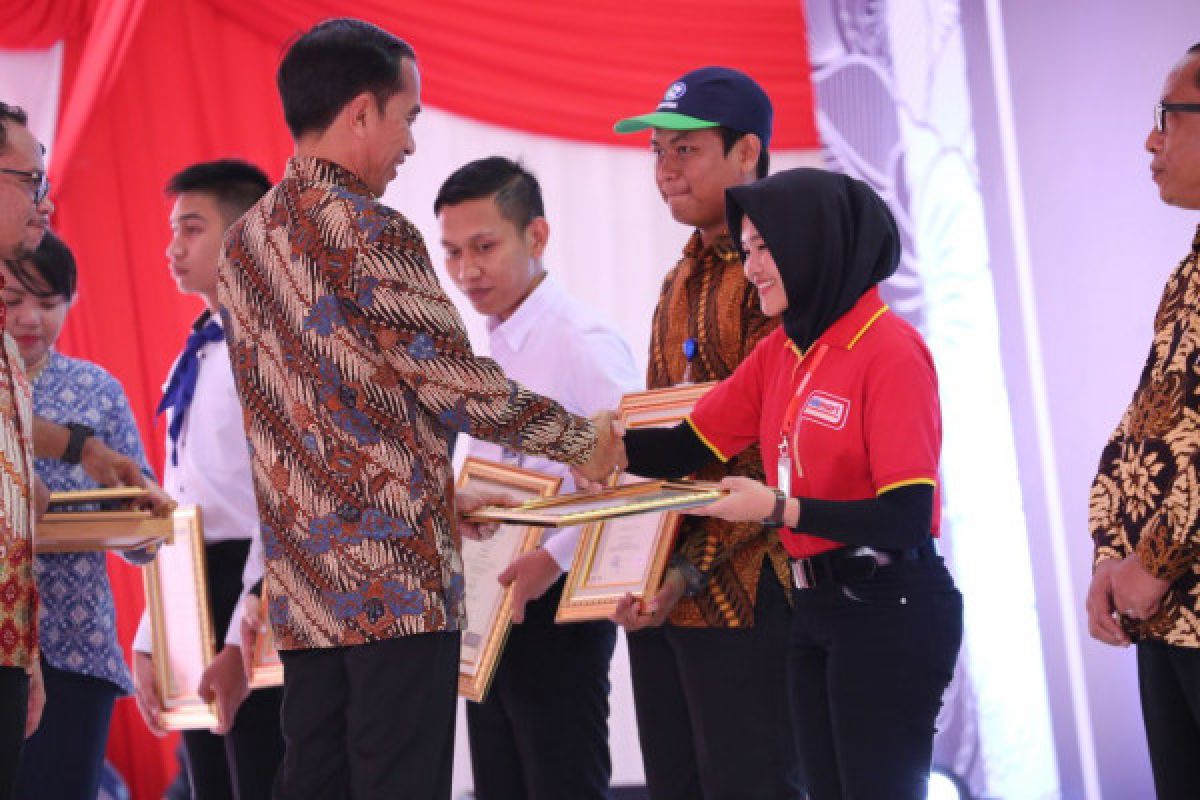 Alfamart Raih Penghargaan Dari Presiden Jokowi
