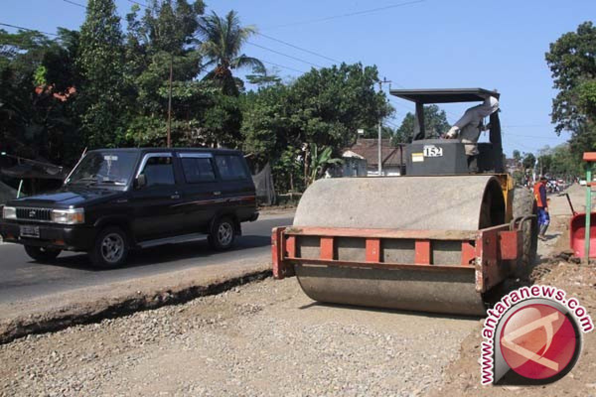 Pemprov Sultra mulai tambal jalan berlubang