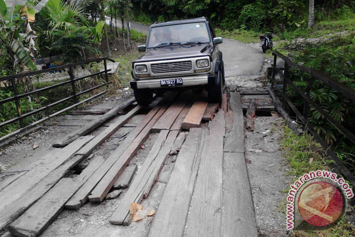 Warga Keluhkan Jembatan Penghubung Dua Nagari di Solok Rusak
