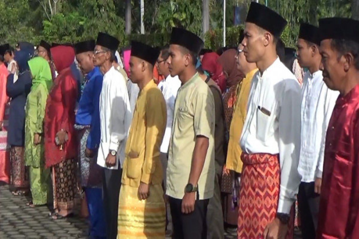 Batanghari rayakan HUT Jambi dengan berpakaian adat. 