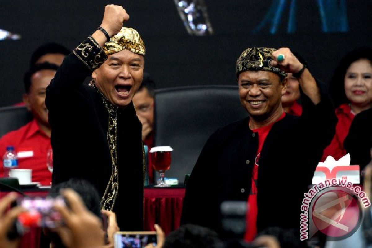 Tb Hasanuddin-Anton daftar ke KPU didampingi kiai