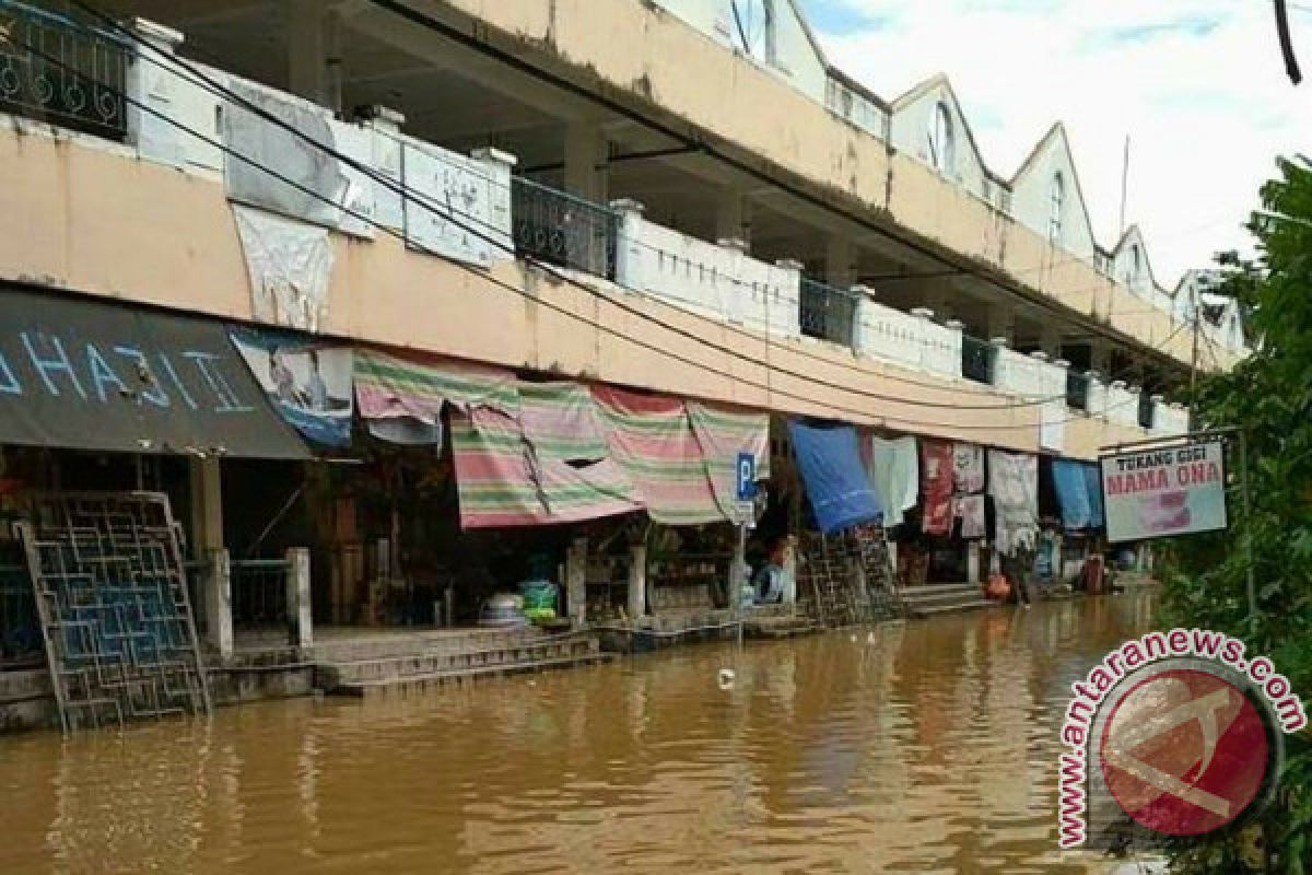 Banjir Lumpuhkan  Ekonomi  Barabai