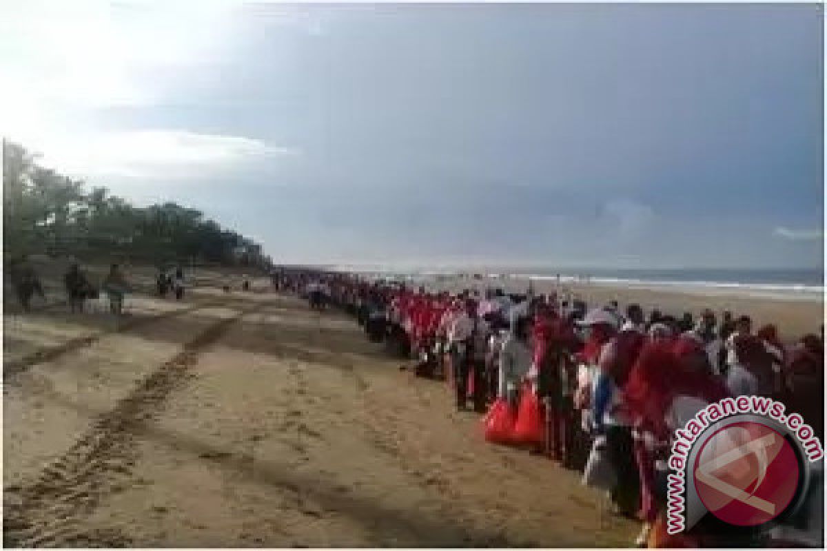 Ribuan Masyarakat Muslim Bali bersihkan sampah Pantai Kuta