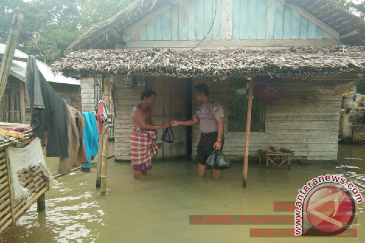 Polsek Batu Benawa Bantu Sembako Untuk Korban BanjirÂ 