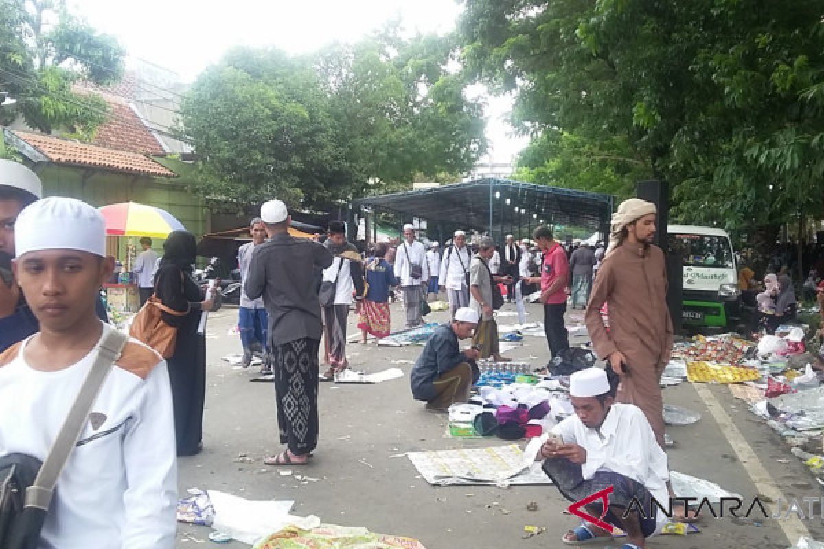 Haul Habib Ali, ribuan orang padati Jl.Kapten Mulyadi Solo