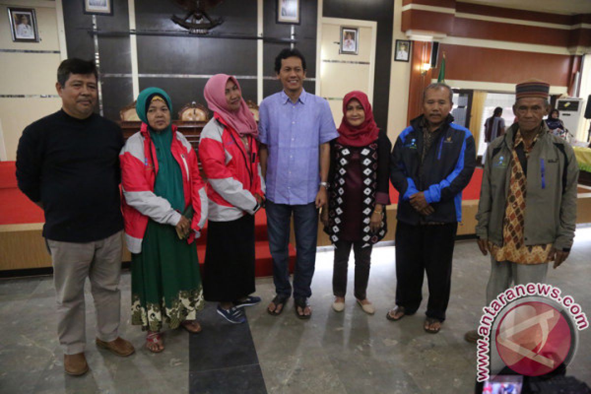 Bupati Serahkan 200 Jaket Untuk Pedagang