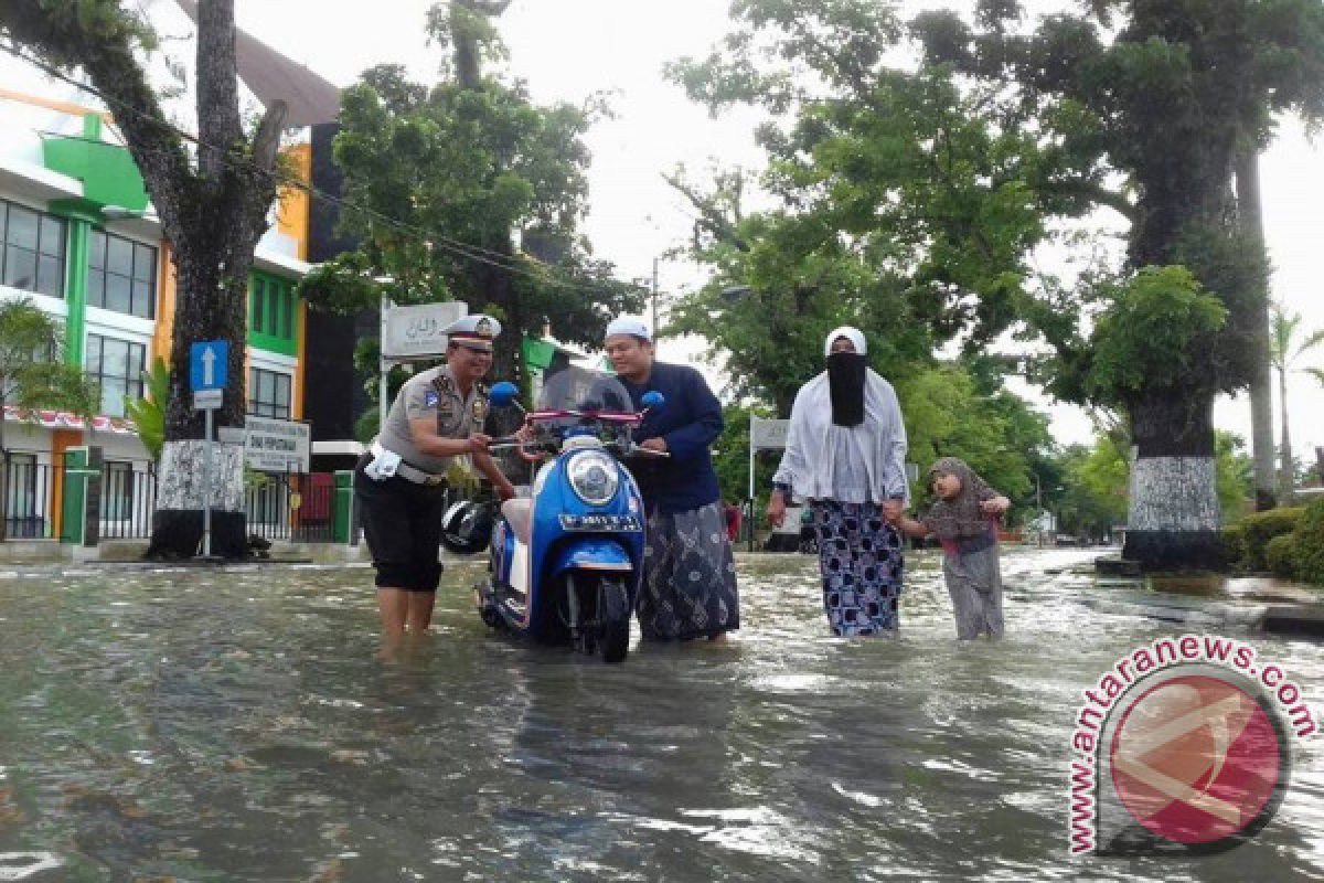 Jajaran Polres HST Juga Bantu Korban Banjir