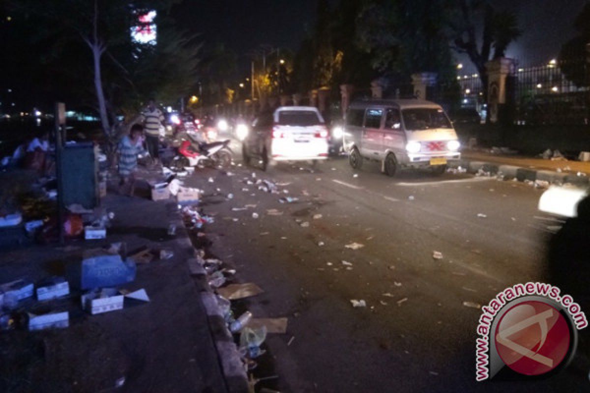 Sampah bekas makanan penuhi Jalan Soa Siu Jayapura