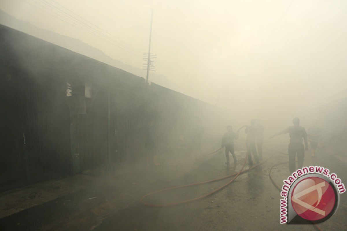 20 kios pasar buah Jakabaring terbakar