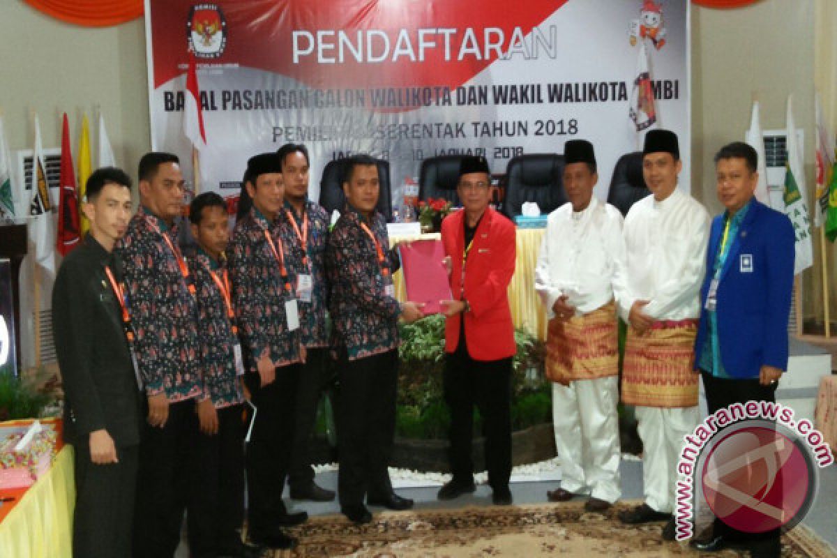 Pasangan Sani-Izi daftar ke KPU diiringi Reog