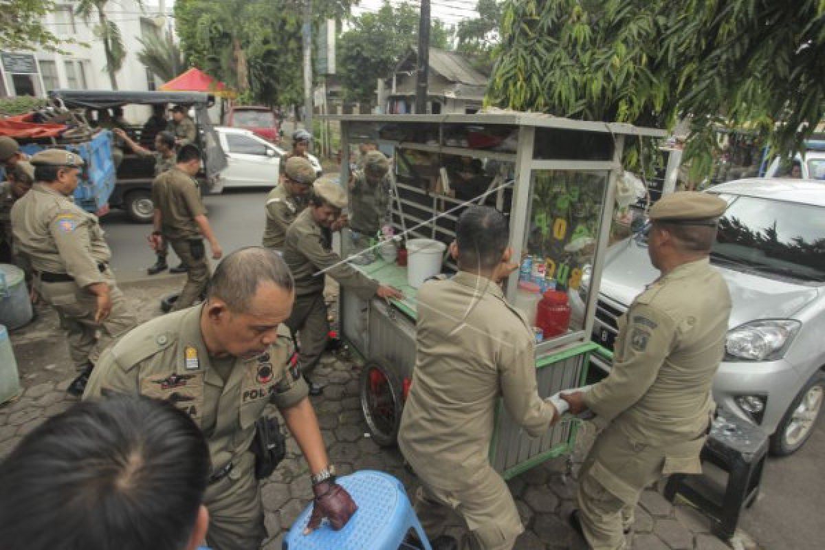 Kasatpol PP DKI: warga agar melapor jika ada anggota Satpol PP arogan