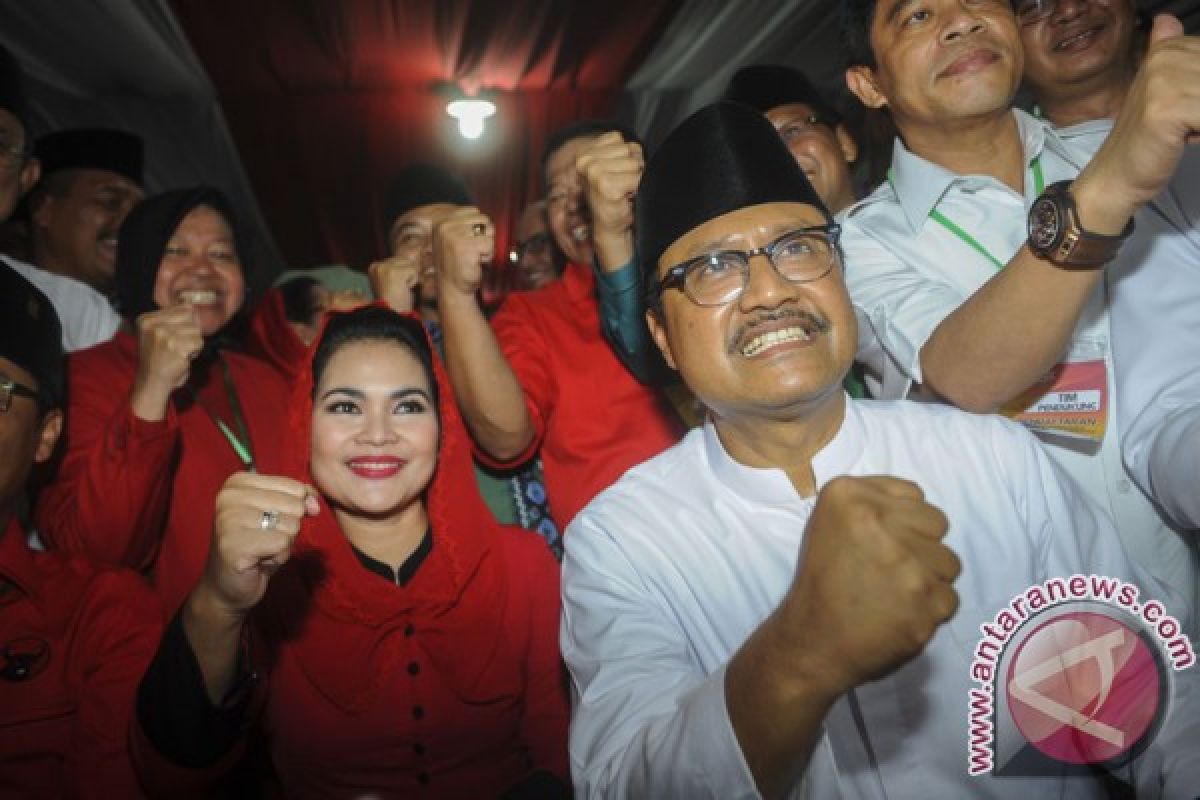 Gus Ipul dan Emil shalat gerhana bersama