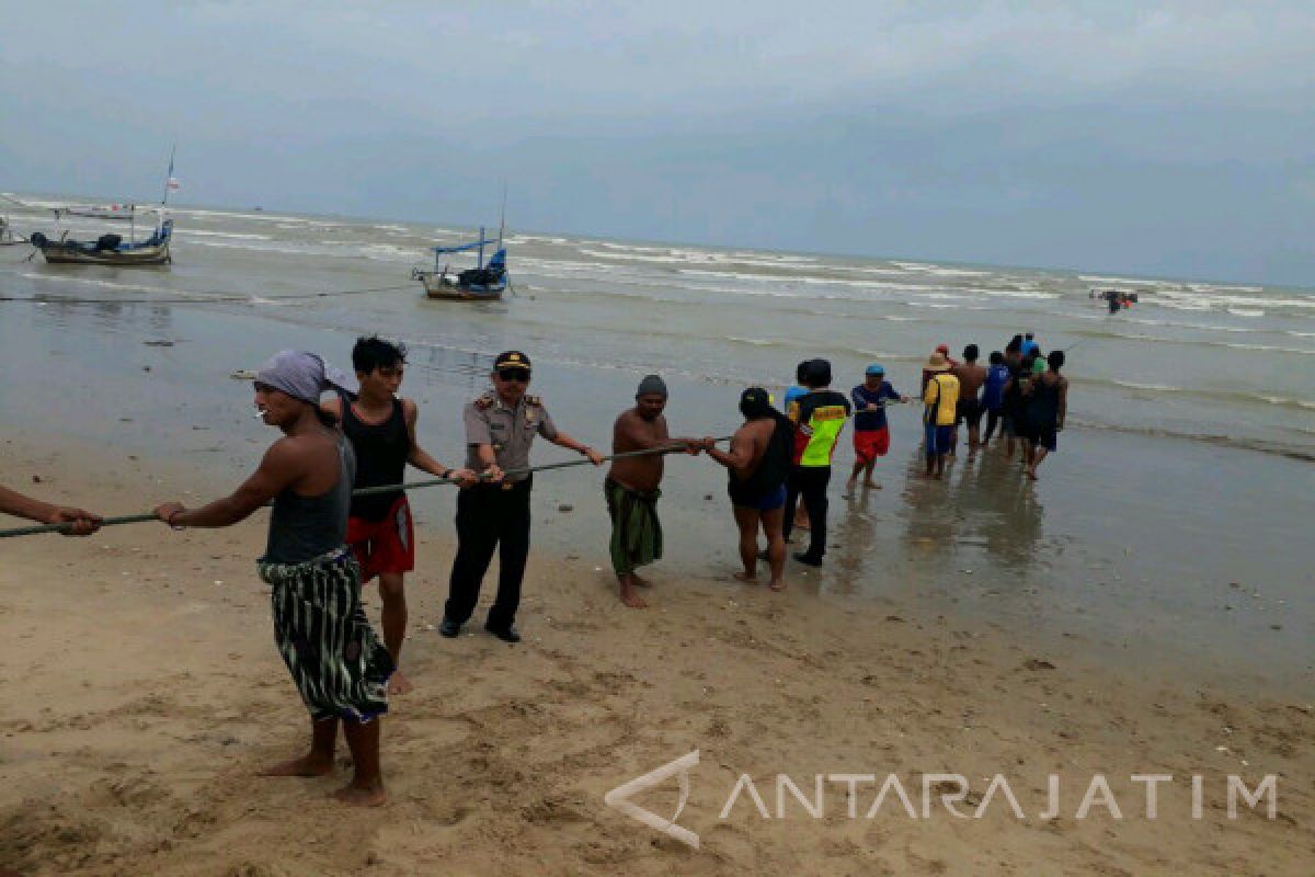 Puluhan Perahu Nelayan Tuban Diterjang Ombak Besar