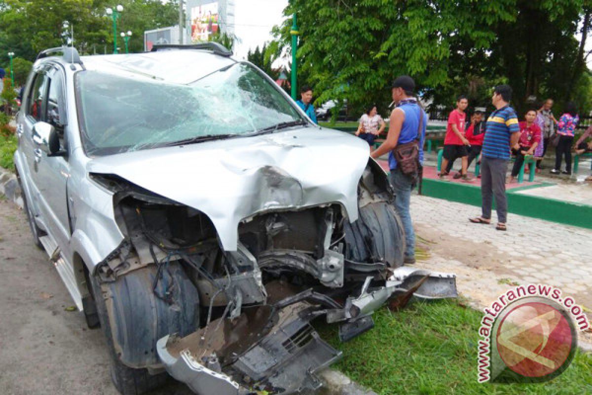 Sebuah Mobil Ringsek Usai Tabrak Pohon di Palangka Raya [VIDEO]