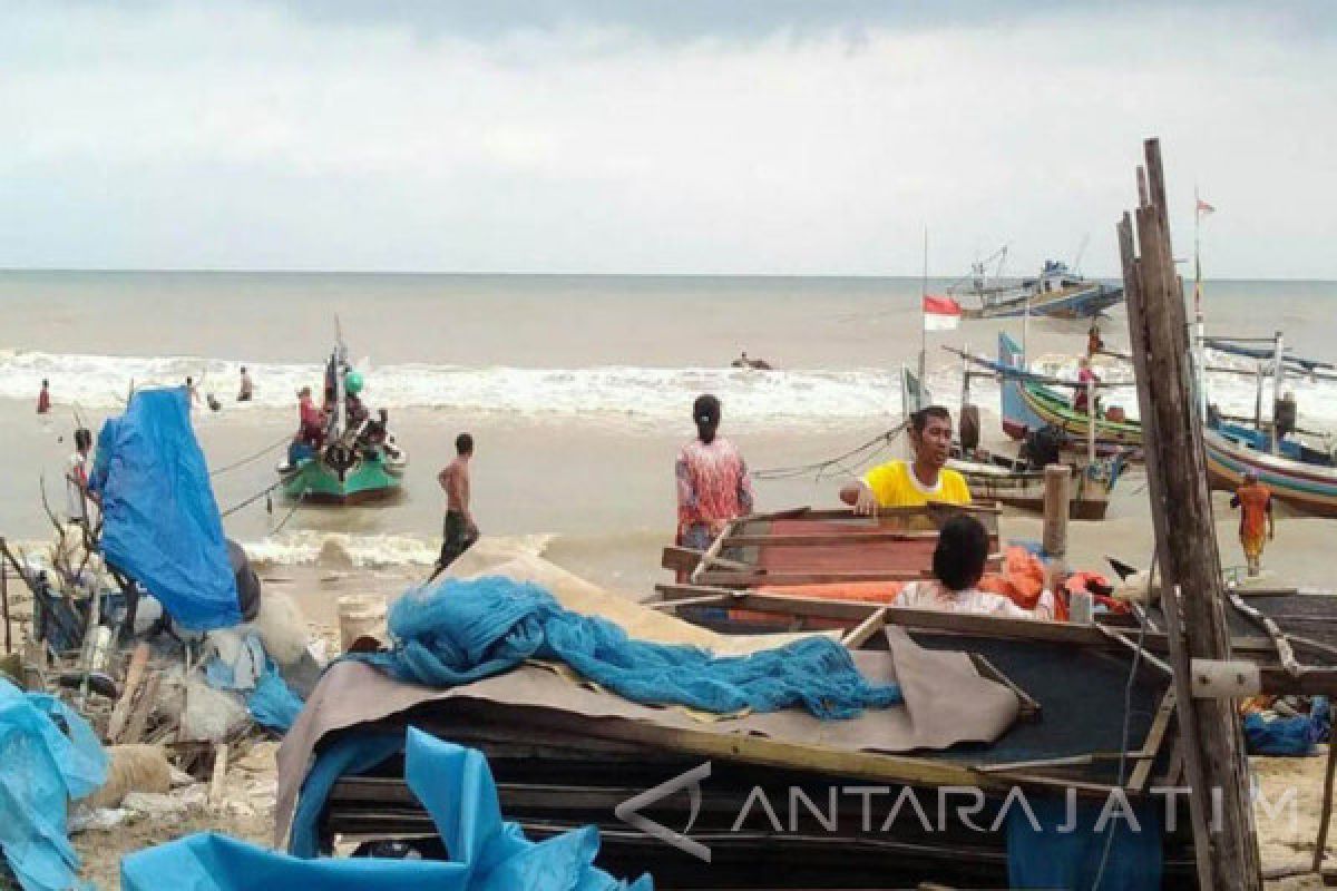 Belasan Perahu Nelayan Tuban Rusak Akibat Ombak