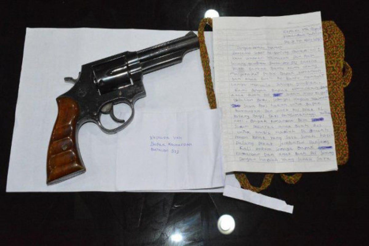 Dari surat kaleng ditemukan senjata Revolver