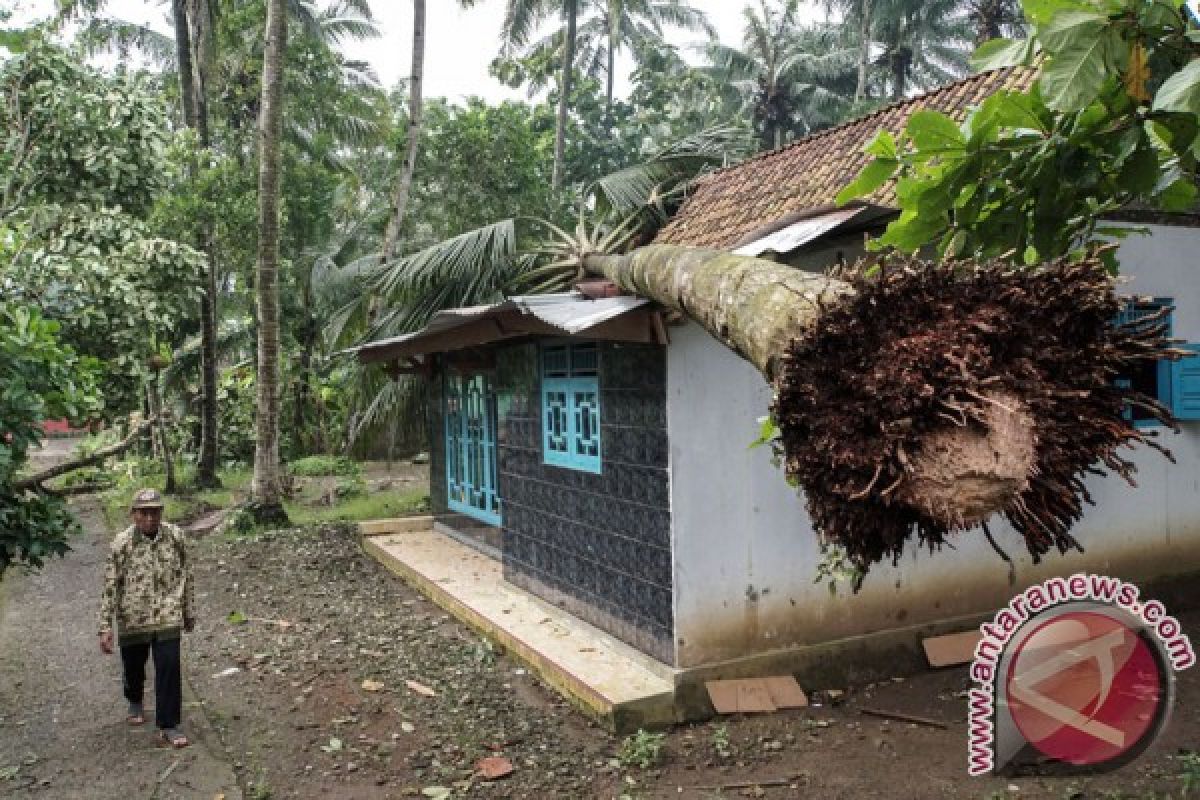 Angin kencang melanda Cilacap dan Banyumas