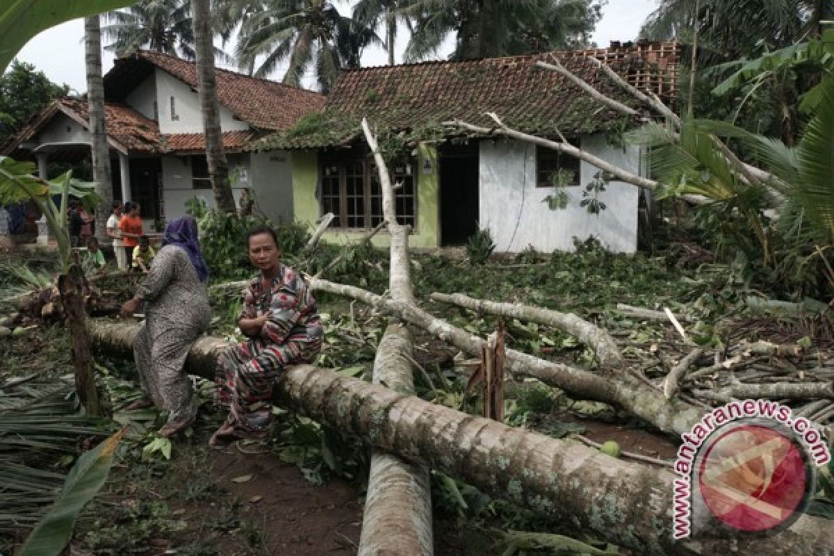 Sejumlah rumah warga rusak akibat angin kencang