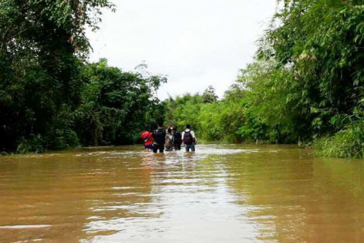 Gunung Mas Dikepung Banjir