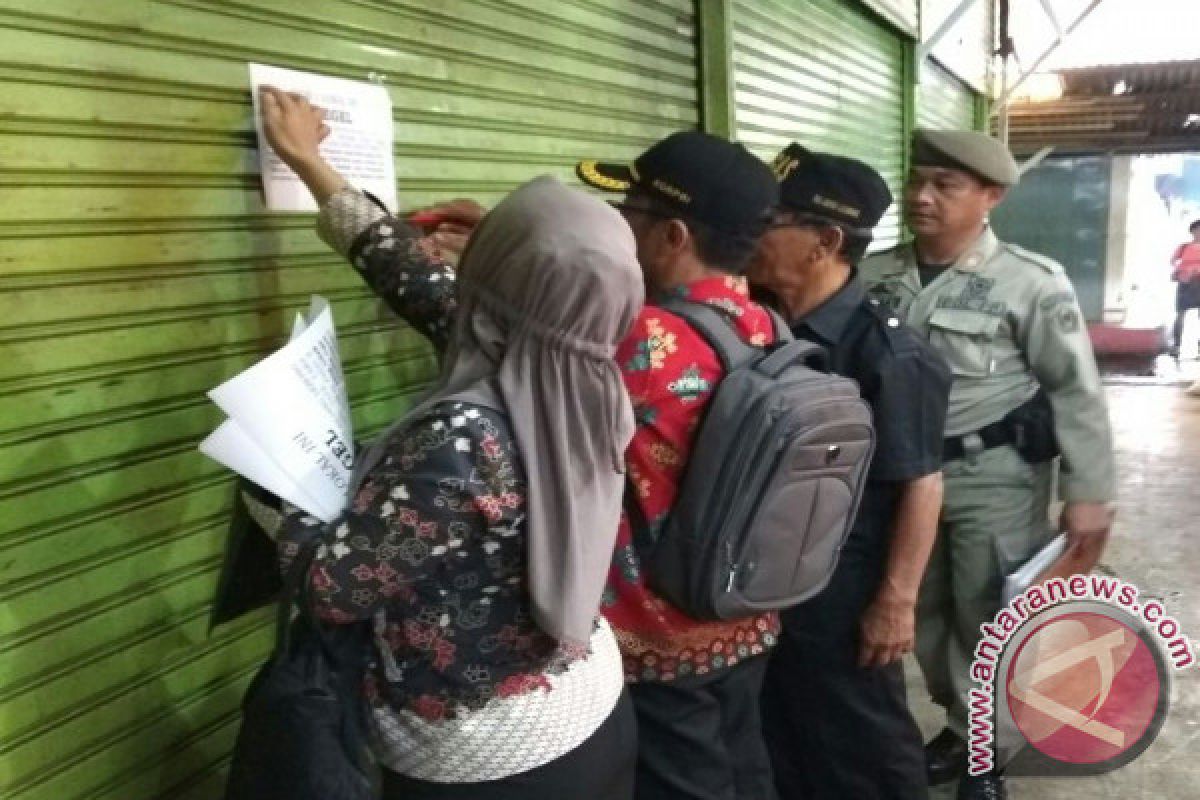 Rejang Lebong segel 21 kios menunggak sewa