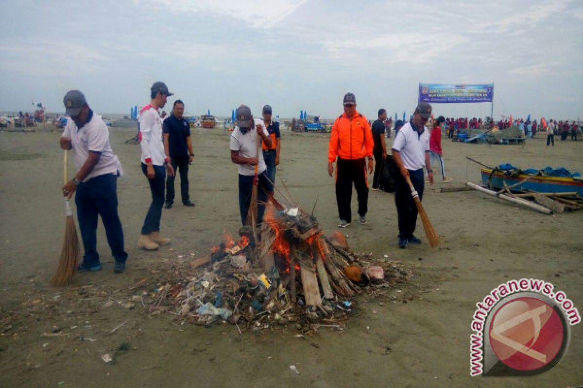 Lanal Bengkulu gelar pungut sampah berhadiah