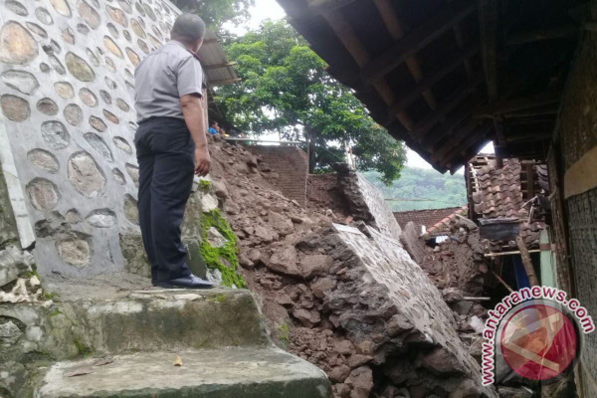 Tujuh Rumah Rusak Akibat Longsor di Kota Bima 