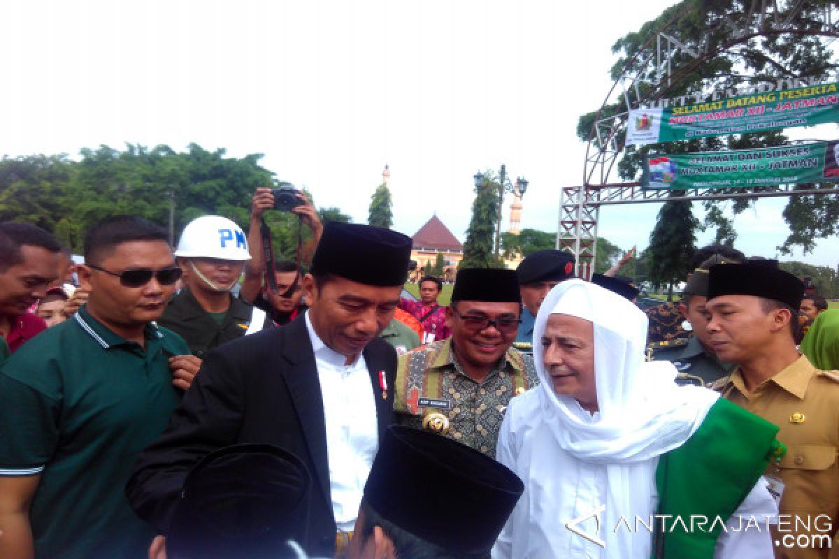 Ribuan santri di Pekalongan sambut kedatangan Presiden Jokowi