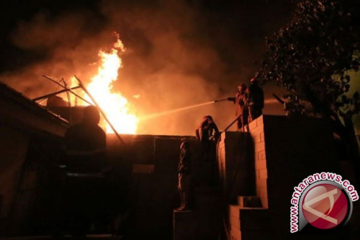 17 mobil damkar padamkan kebakaran Kantor PLN