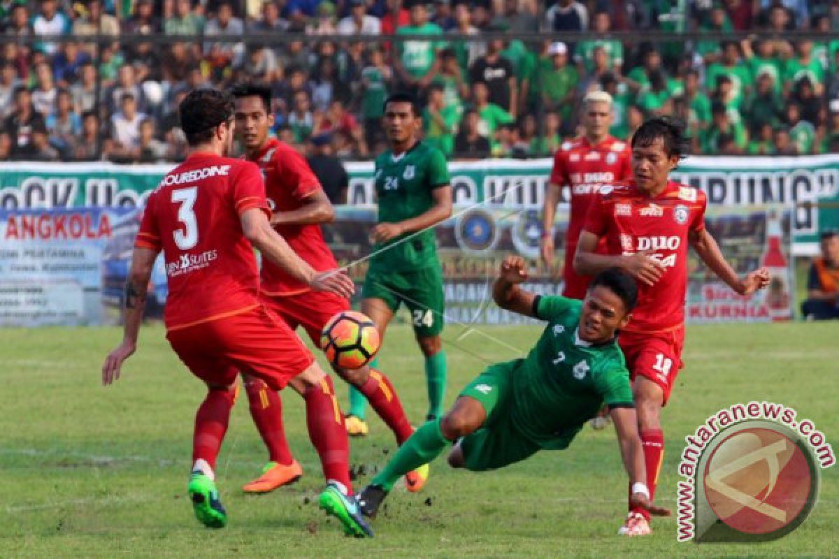 Laga PSMS Medan lawan Persija di  Stadion Manahan Solo