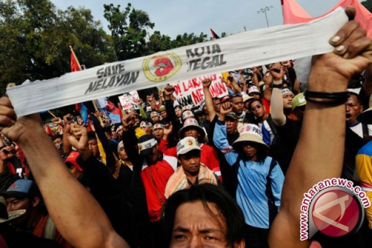 Saat Presiden lantik pejabat negara, nelayan demo di depan Istana