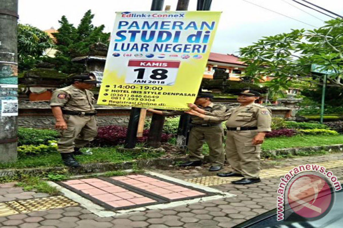Satpol PP Denpasar tertibkan baliho kedaluwarsa