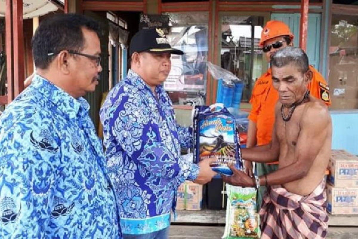 Korban Kebakaran Desa Sikui Terima Bantuan