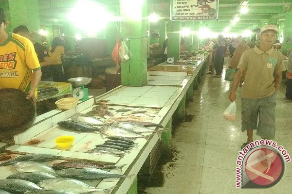 Pedagang di Pangkalpinang keluhkan pasokan ikan berkurang 