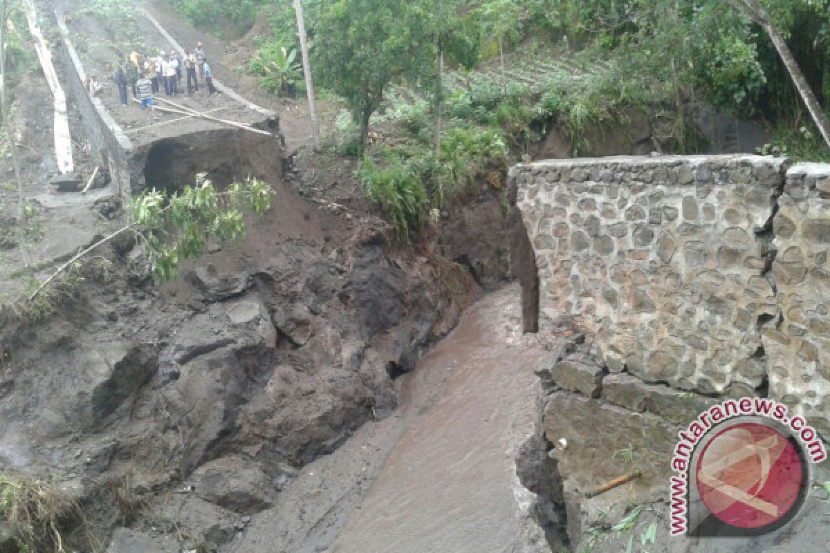 Banjir Putuskan Satu Jembatan di Lombok Timur 