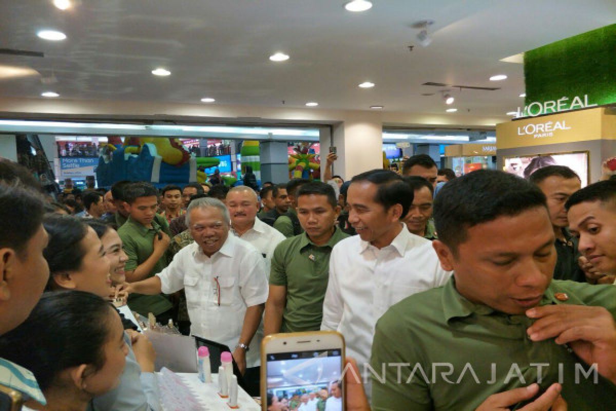 Jokowi Jadi Bahan Rebutan Swafoto, Saat Blusukan ke Mall Palembang (Video)