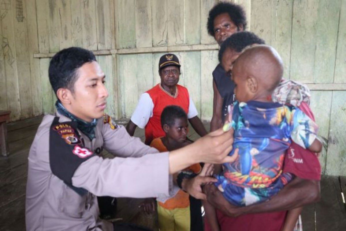Satgas Kesehatan Polda Papua layani warga Atsy 